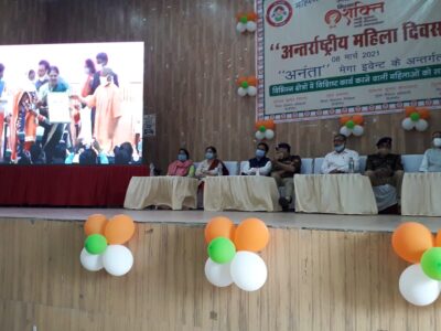 पीलीभीत : नारी सशक्तिकरण पर अच्छा कार्य करने वाली महिलाओं का प्रतीक चिन्ह व प्रशस्ति पत्र देकर किया गया सम्मानित।