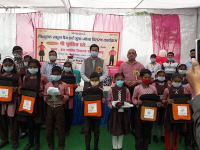 पीलीभीत : जिलाधिकारी द्वारा विकासखण्ड ललौरीखेडा के प्राथमिक व उच्च प्राथमिक विद्यालय रूपपुर कमालू में छात्र/छात्राओं को स्कूल बैग, जूता, मोजे किये गये वितरित