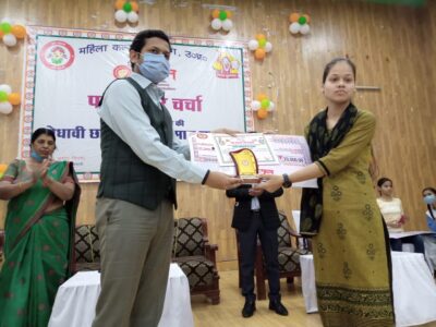 पीलीभीत : मिशन शक्ति अभियान के अन्तर्गत परीक्षा पर चर्चा कार्यक्रम व 10वीं व 12वीं कक्षा की मेधावी छात्राओं को जिलाधिकारी द्वारा मोमेंटो, प्रशस्ति पत्र व चेक प्रदान कर किया गया सम्मानित