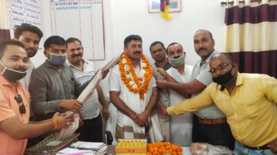 उमरिया : समाजसेवियो द्वारा किया गया पदोन्नत नगर निरीक्षक का अभिनन्दन