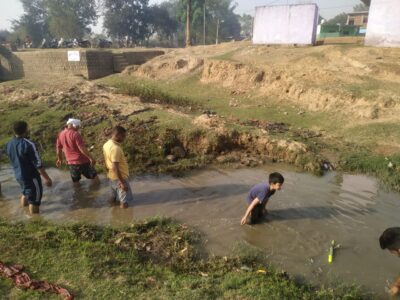उमरिया: कथली नदी से कचरा निकाल नदी को इन दिनों साफ़ किया जा रहा हैै
