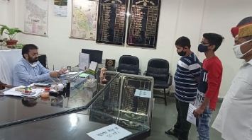 फर्रुखाबाद: पार्क को लेकर बच्चों ने डीएम को दिया ज्ञापन