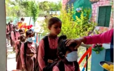 मैनपुरी: खुले स्कूल टीका लगाकर बच्चो का हुआ स्वागत