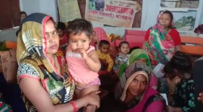 इटावा: स्वयं सहायता समूह के द्वारा आँगनबाड़ी केन्द्र पर घी और दूध वितरण किया गया
