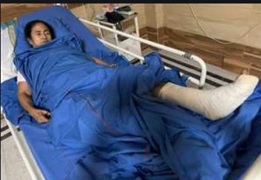 प्रचार के दौरान ममता चोटिल, हमले का लगाया आरोप, गरमाई सियासत, मेडिकल बुलेटिन का इंतजार, चुनाव आयोग ने मांगी रिपोर्ट