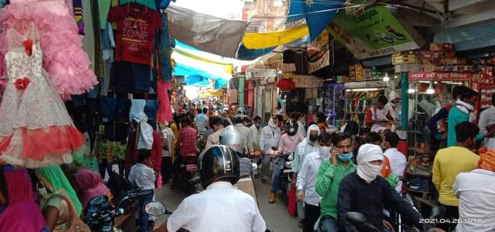 इटावा:बाजारों में सामान खरीदने के लिए उमड़ी भीड़