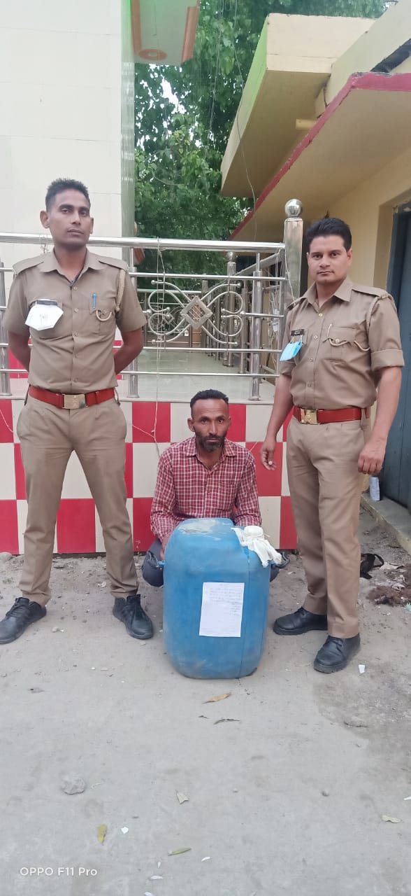 पीलीभीत: थाना माधोटांडा पुलिस ने एक अभियुक्त को 40 लीटर कच्ची शराब के साथ मुकदमा दर्ज कर भेजा जेल।