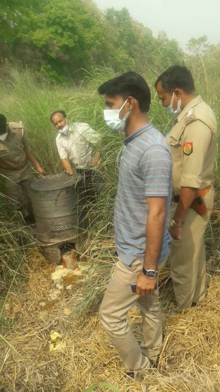 पीलीभीत: 149 लीटर कच्ची शराब 5 बड़े ड्रम शराब बनाने के उपकरण लगभग 1000 किलो लहन के साथ 3 अभियुक्तों के खिलाफ मुकदमा पंजीकृत कर भेजा जेल।