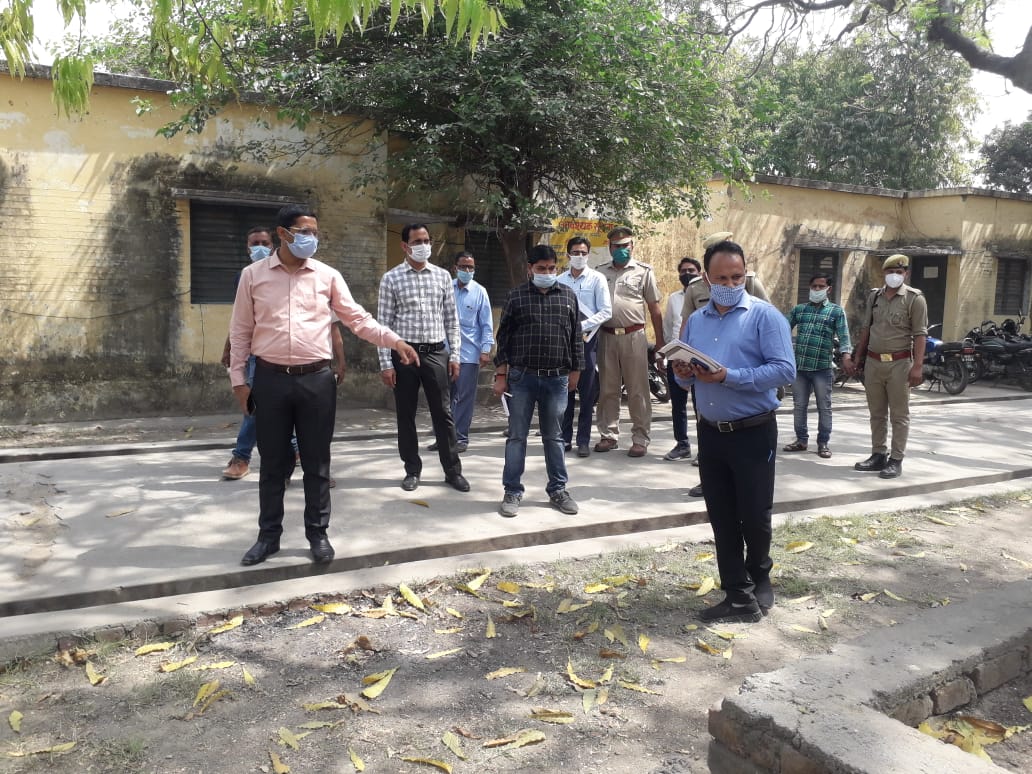 पीलीभीत :जिलाधिकारी/जिला निर्वाचन अधिकारी द्वारा विकासखण्ड बरखेड़ा का नामाकंन प्रपत्र विक्रय व कोविड-19 का अनुपालन कराने हेतु किया औचक निरीक्षण।