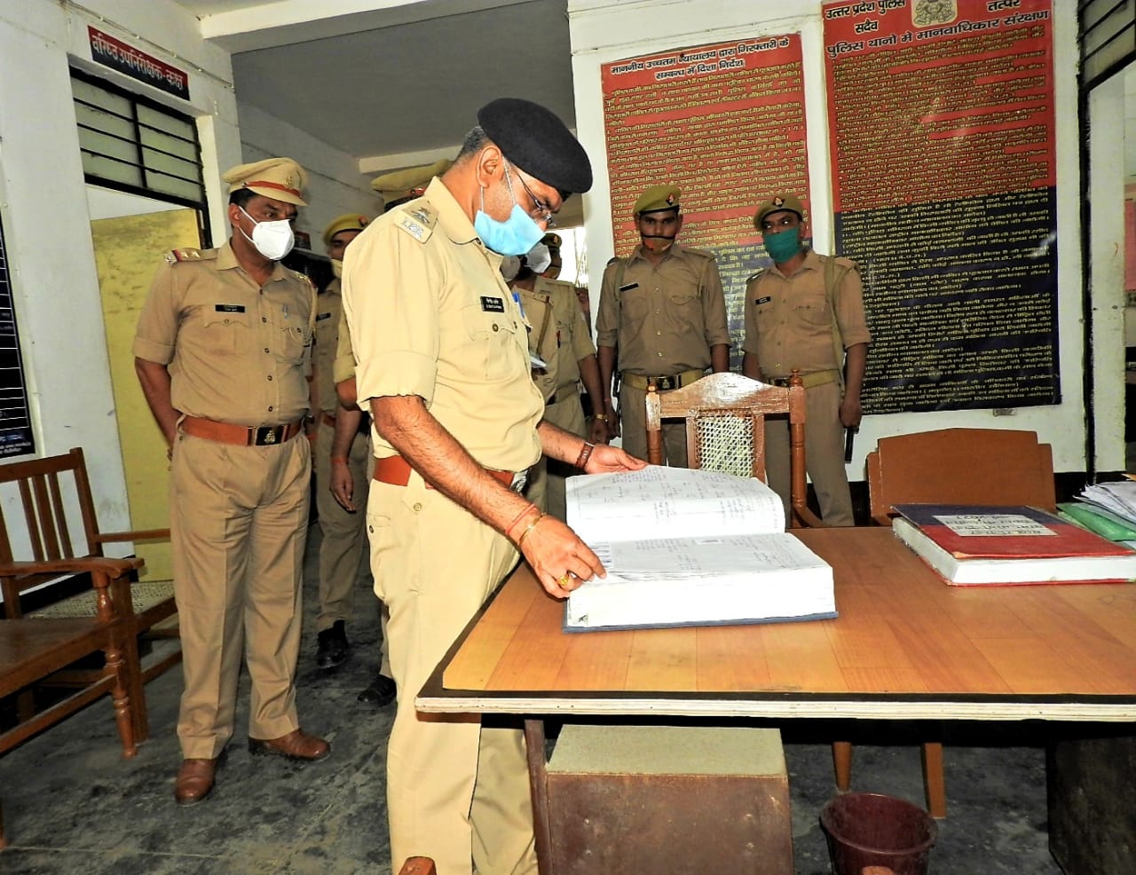 पीलीभीत: पुलिस अधीक्षक पीलीभीत श्री किरीट सिंह राठौर द्वारा थाना माधोटांडा का किया गया आकस्मिक निरीक्षण।