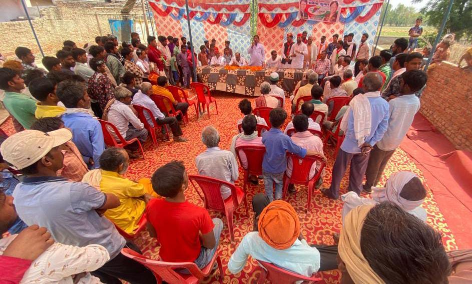 बरेली - समाजवादी पार्टी कार्यकर्ताओं ने जनसंपर्क कर जिला पंचायत वार्ड 42 व 43 के प्रत्याशियों के समर्थन में मांगे वोट।