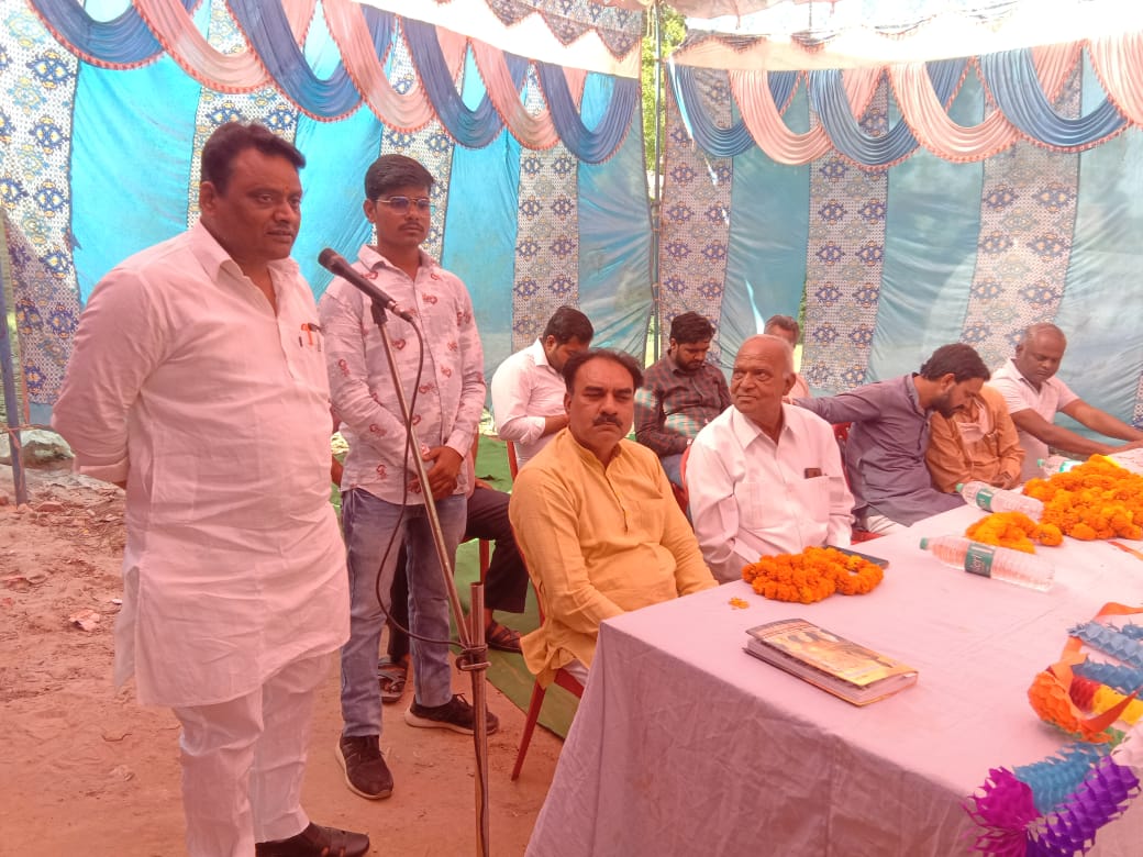 बरेली - आँवला विधानसभा क्षेत्र में जिला पंचायत सदस्य पद को वोट मांग रहे भाजपा प्रत्याशियों ने सरकार की कल्याणकारी योजनाओं को बताते हुए जनता को अपनी ओर आकर्षित किया।