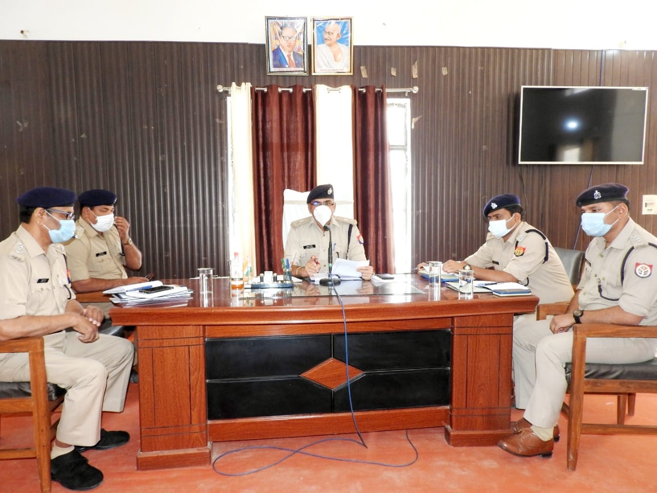 पीलीभीत: आगामी त्रिस्तरीय पंचायत चुनाव की तैयारियों के दृष्टिगत पुलिस अधीक्षक पीलीभीत पुलिस लाइन में सैनिक सम्मेलन व अपराध गोष्ठी का आयोजन किया गया।