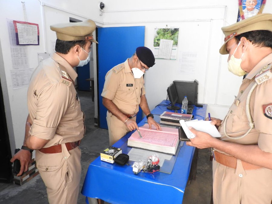 पीलीभीत: पुलिस अधीक्षक पीलीभीत श्री किरीट सिंह राठौर द्वारा थाना सेहरामऊ उत्तरी, पूरनपुर, गजरौला एवं चौकी गड़वाखेड़ा का किया गया आकस्मिक निरीक्षण।