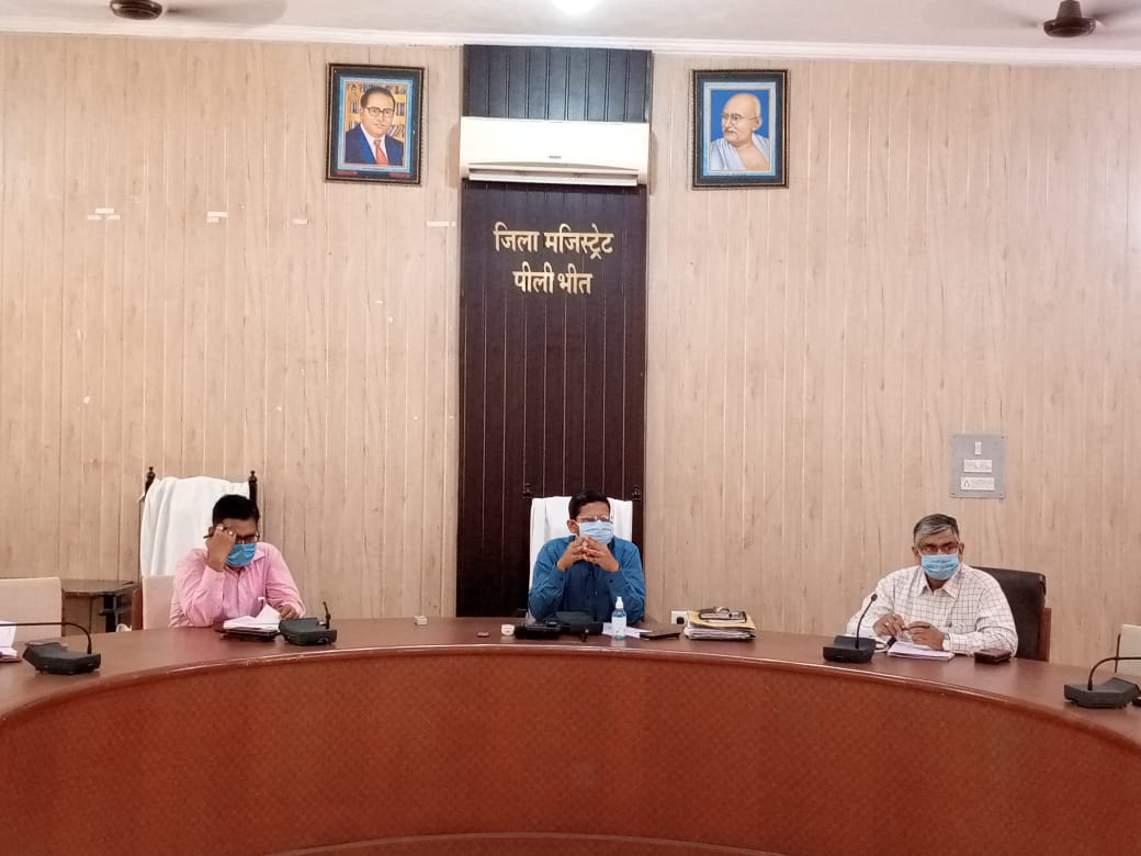 पीलीभीत: बाहर से आने वाले व्यक्तियों पर रखी जाये नजर व उनकी की जाये कोरोना जांच-जिलाधिकारी।