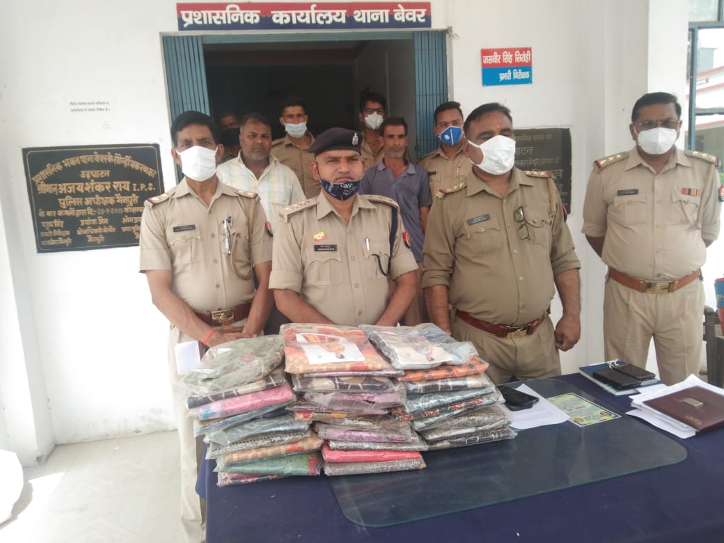 बेवर/मैनपुरी : साड़ी के बदले वोट खरीदने वाले व्यक्ति को रंगेहाथ पकड़ा