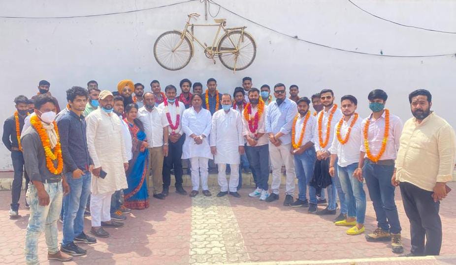 बरेली - समाजवादी पार्टी में शामिल हुए छात्र नेताओं का कार्यालय पर किया गया स्वागत।
