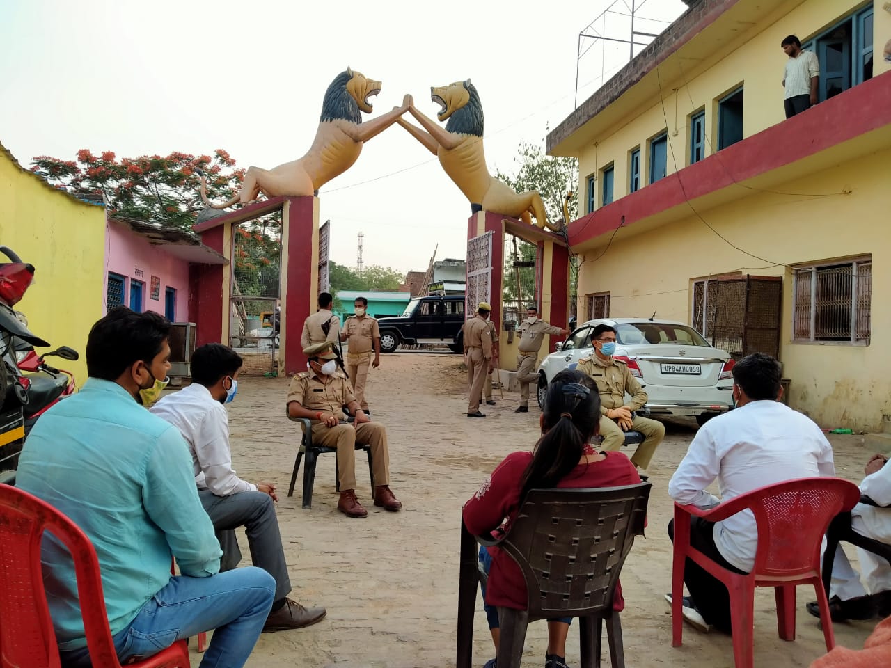 मैनपुरी: चौकी आलीपुर खेड़ा पर थाना ध्यक्ष ने प्रत्याशियों की बैठक