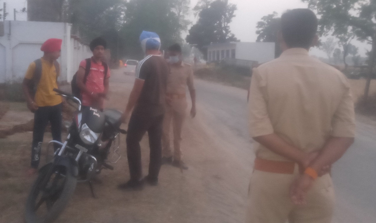 पीलीभीत: देश में धारा 144 लागू होने पर वा कोविड-19 के बढ़ते प्रकोप को लेकर थाना माधोटांडा की पुलिस चौकी शहागढ़ द्वारा चलाया गया वाहन चेकिंग अभियान।