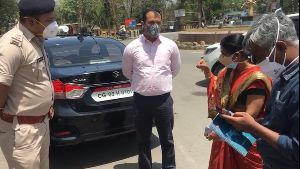 छत्तीशगण :सख्त लॉक डाउन कलेक्टर निहारिका  स्वयं उतरी सड़को पर , पेट्रोल पंप किया सील