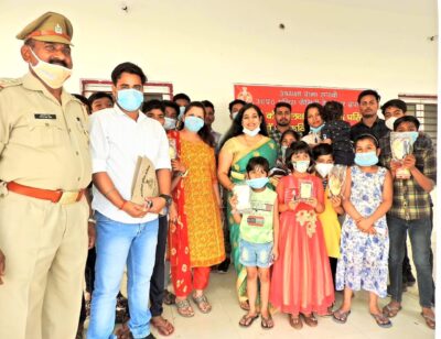 पीलीभीत: वामा सारथी पुलिस फैमिली वेलफेयर एसोसिएशन पीलीभीत की अध्यक्षा महोदया द्वारा पुलिस लाइन पीलीभीत में होली के उपलक्ष पर बच्चों को कविता, हास्य चटकुले, पेंटिग एवं वेल्फेयर कार्यक्रम का किया गया आयोजन