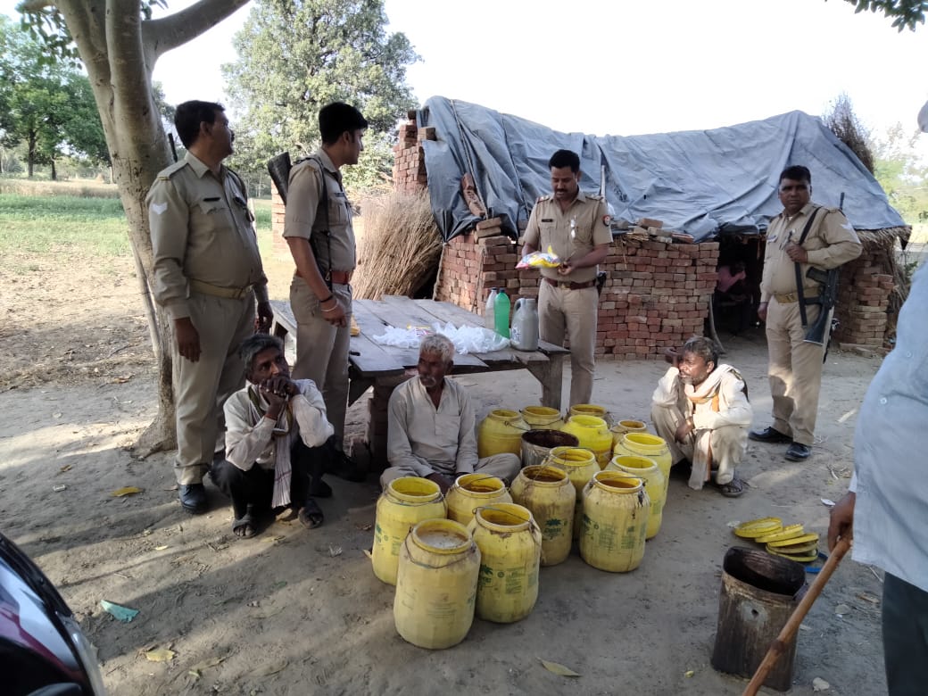 कासगंज :थाना सिढ़पुरा पुलिस को मिली सफलता, दो अभियुक्त 20 लीटर अवैध कच्ची शराब के साथ गिरफ्तार