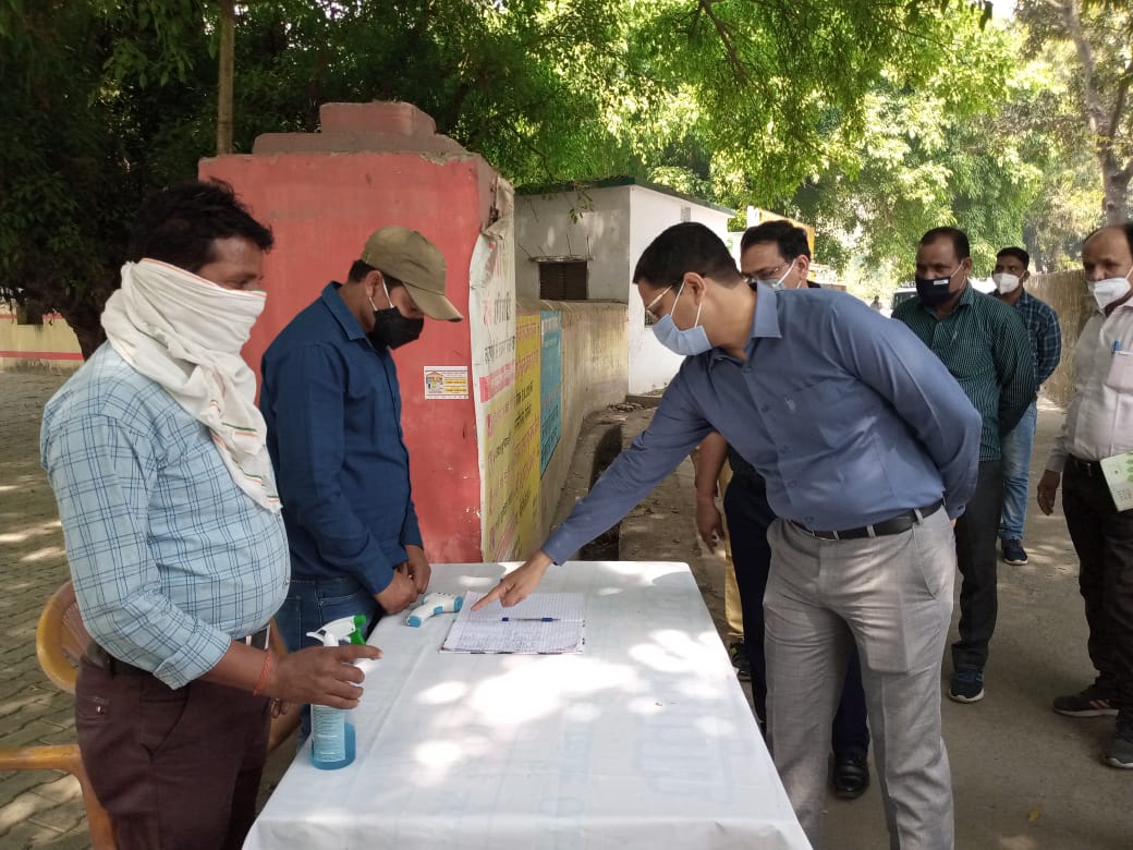 पीलीभीत :जिलाधिकारी/जिला निर्वाचन अधिकारी द्वारा विकासखण्ड ललौरीखेड़ा का नामाकंन प्रपत्र विक्रय व कोविड-19 का अनुपालन कराने हेतु किया औचक निरीक्षण।