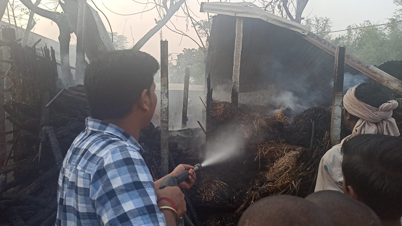 कटिहार/बिहार: आग लगने से घर गृहस्थी जलकर हुई स्वाहा