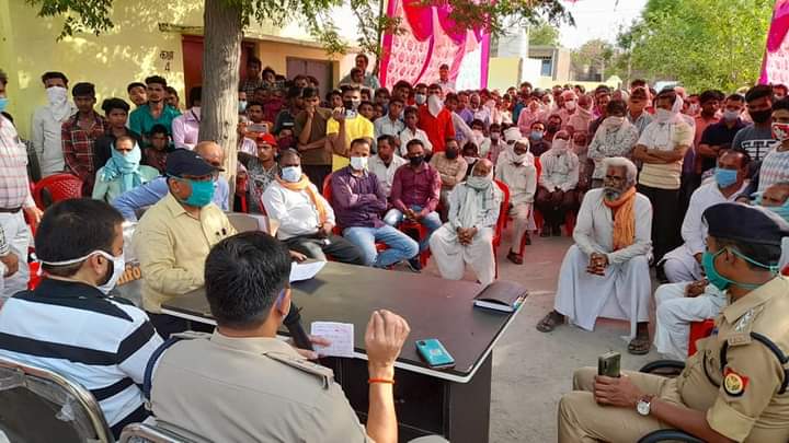 जिलाधिकारी श्री मानवेन्द्र सिंह एवं पुलिस अधीक्षक ने पंचायत चुनाव के दृष्टिगत अतिसवेंदनशील ग्राम तकिया एवं नगला खुर्रू ब्लाक कमालगंज का निरीक्षण किया।