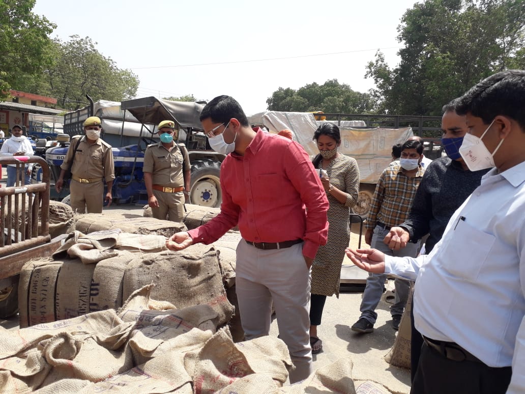 पीलीभीत : दैनिक लक्ष्य के सापेक्ष गेहूॅ खरीद न करने पर सम्बन्धित क्रय केन्द्र प्रभारी के विरूद्व की जायेगी कठोर कार्यवाही-जिलाधिकारी।