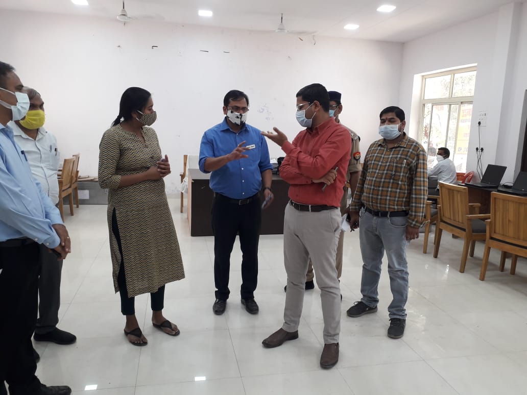 पीलीभीत: जिला मजिस्ट्रेट/जिला निर्वाचन अधिकारी द्वारा कलेक्ट्रेट परिसर व विकासखण्ड ललौरीखेडा में नामांकन प्रक्रिया का लिया गया जायजा।