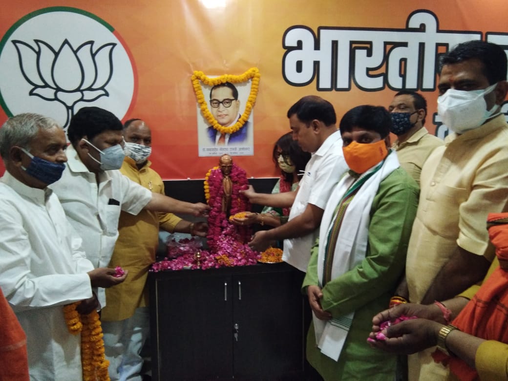 बनारस : रोहनिया स्थित भारतीय जनता पार्टी कार्यालय पर मनाई गई अंबेडकर जयंती