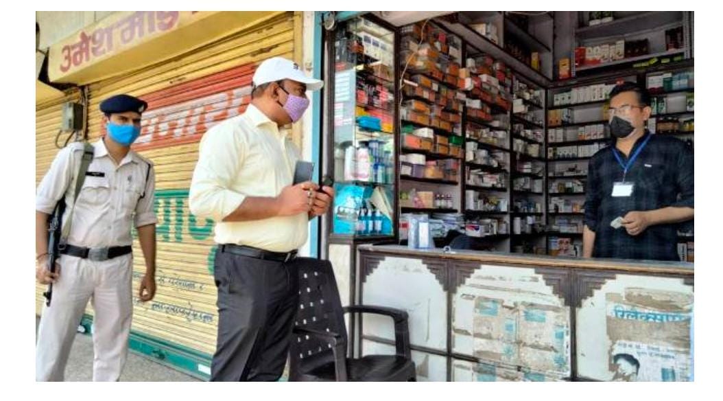 शहडोल: कलेक्टर ने शहर के विभिन्न मेडिकल स्टोर्स को कोविड गाइडलाइन का पालन करने की दी समझाईश