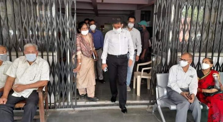 फर्रुखाबाद : जिलाधिकारी श्री मानवेन्द्र सिंह ने पूर्वान्ह 10:00 बजे कोविड 19 एल 2 अस्पताल का निरीक्षण किया