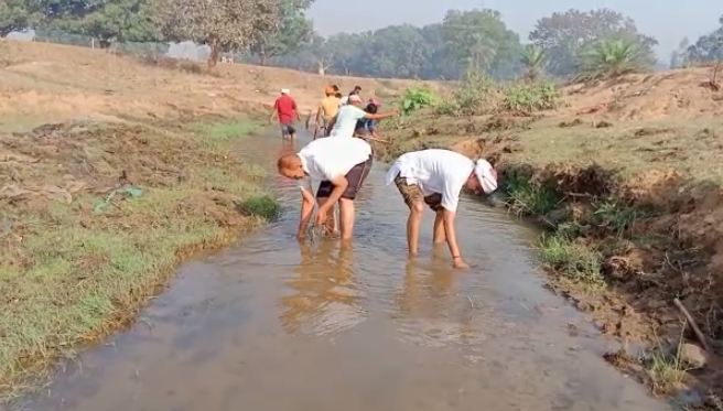 उमरिया : RSS  कार्यकर्ता  एक माह से नदी साफ़ करने में लगे