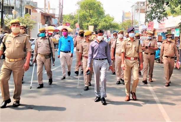 मैनपुरी : डीएम व एसपी जनता को कोरोना से बचाने को कर रहे हैं हर सम्भव कोशिश