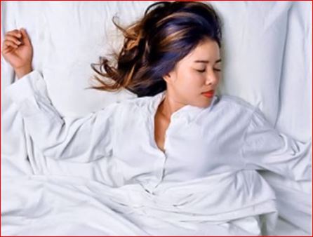 पीठ के बल सोने से दूर होती हैं  ये 5 परेशानियां,