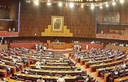 पाकिस्तान की संसद में पूर्व पीएम अब्बासी ने स्पीकर को जूतों से मारने की दी धमकी