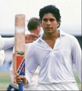 आज क्रिकेट के भगवान, सचिन का बर्थडे है, सचिन के आउट होते ही घरों में टीवियां बंद हो जाती थी
