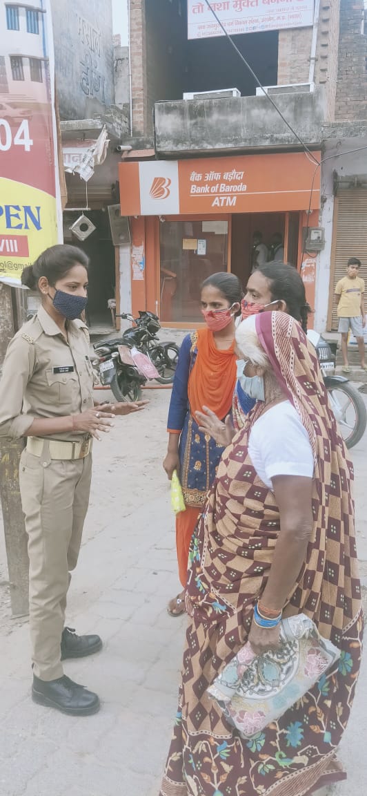 पीलीभीत :पुलिस अधीक्षक श्री किरीट सिंह राठौर द्वारा चलाया गया विभिन्न थानों में एंटी रोमियो चेकिंग अभियान।
