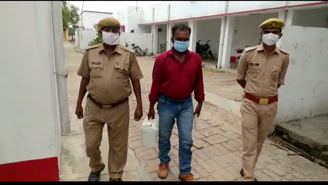 पीलीभीत :थाना जहानाबाद पुलिस ने एक अदद नाजायज तमंचा 12 बोर मय जिंदा कारतूस वा 10 लीटर अवैध कच्ची शराब खाम के साथ अभियुक्त को किया गिरफ्तार।