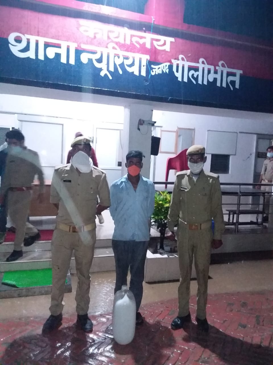 पीलीभीत :थाना न्यूरिया पुलिस नहीं 20 लीटर कच्ची अवैध शराब के साथ अभियुक्त किया गिरफ्तार।