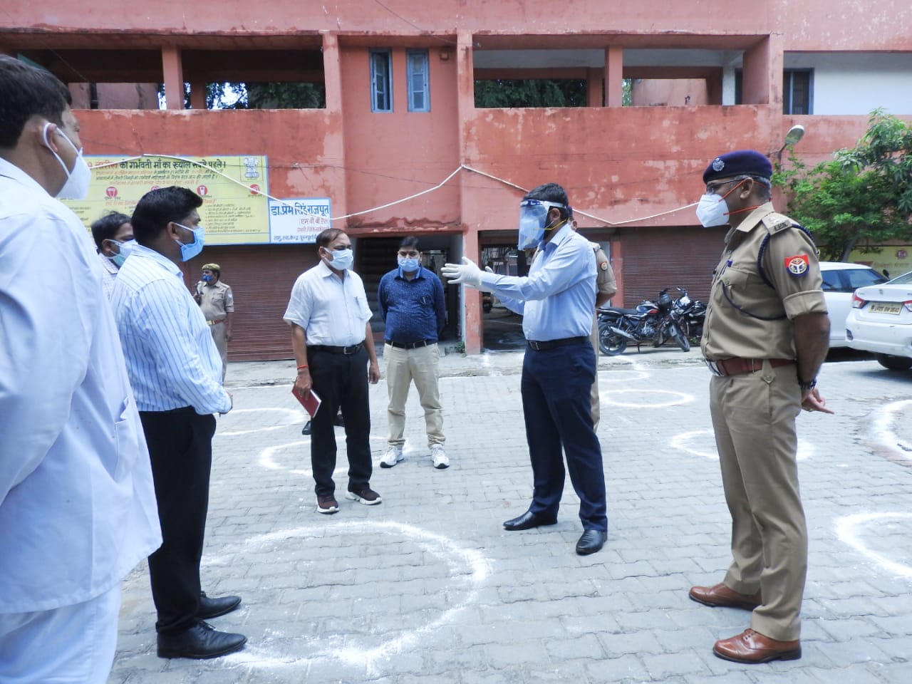 पीलीभीत: लॉकडाउन की स्थिति का निरीक्षण करने जिलाधिकारी/पुलिस अधीक्षक पूरनपुर पहुंचे।