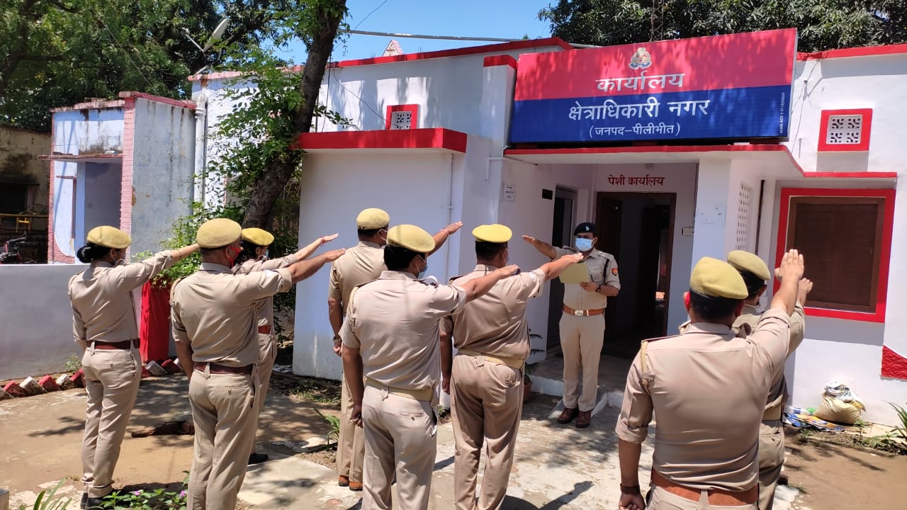 पीलीभीत: आतंकवादी विरोधी दिवस के अवसर पर अधिकारियों कर्मचारियों द्वारा की गई शपथ ग्रहण।