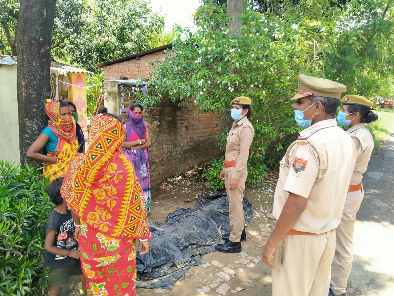 पीलीभीत :जनपद के विभिन्न थानों पर गठित एंटी रोमियो टीम द्वारा चलाया गया चेकिंग अभियान ।