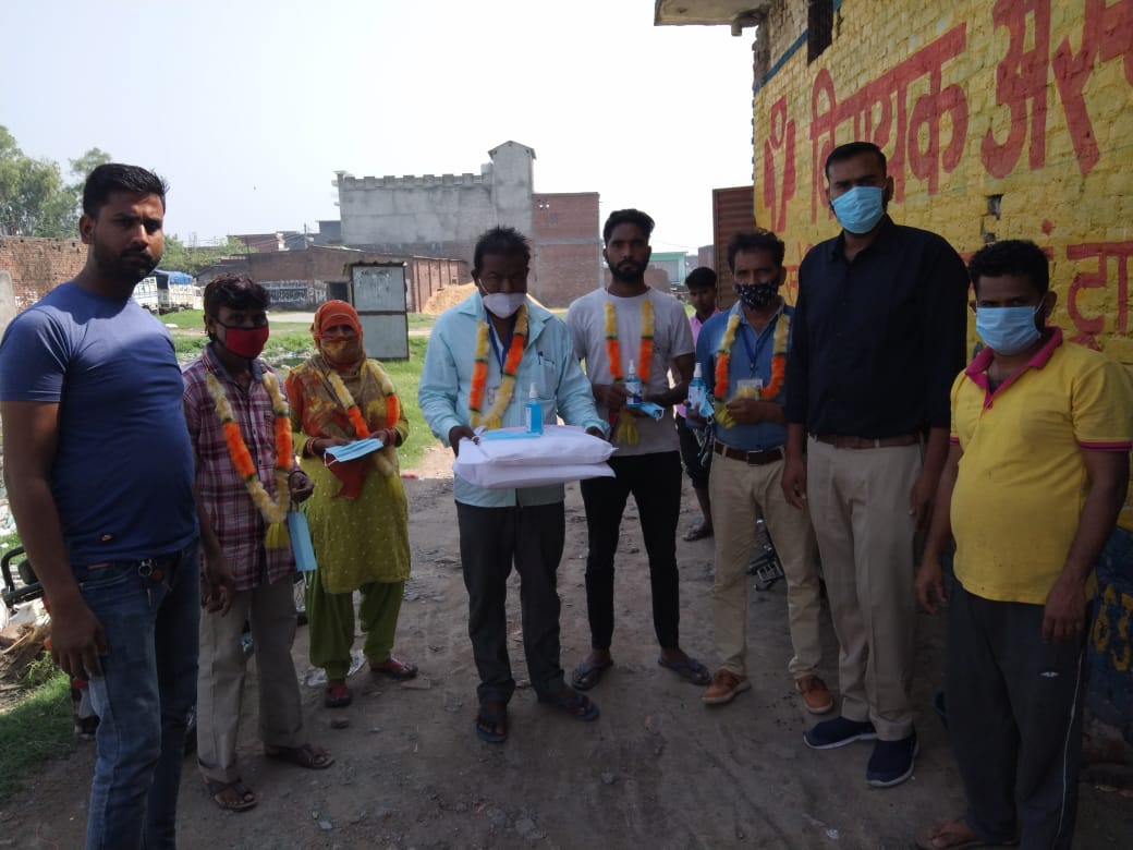 बरेली-बहेडी सभासद ने नगरपालिका कर्मचारियों को किया सम्मानित