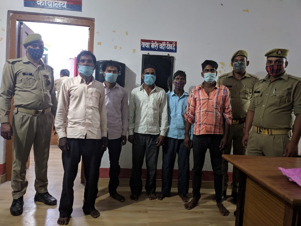 पीलीभीत :थाना गजरौला पुलिस ने पांच अभियुक्तों को कोविड-19 का उल्लंघन करने पर बिना मास्क का उपयोग करते हुए सार्वजनिक स्थान पर हार जीत की बाजी लगाकर जुआ खेलते हुए किया गिरफ्तार।