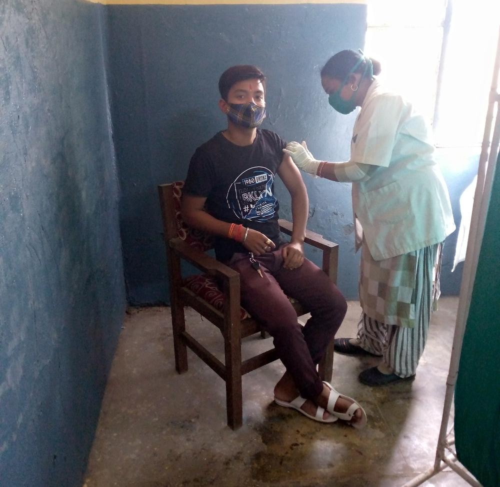 बरेली - रामनगर ब्लाक क्षेत्र युवाओं में दिख रहा कोरोना वैक्सीनेशन लगवाने का जोश।