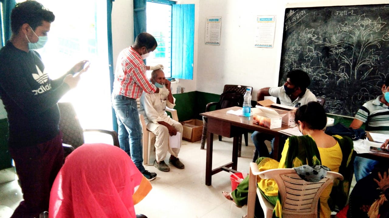 बरेली - मझगवां व्लाक क्षेत्र मे कैंप लगाकर की जा रही कोविड-19 की जांचे व टीकाकरण।