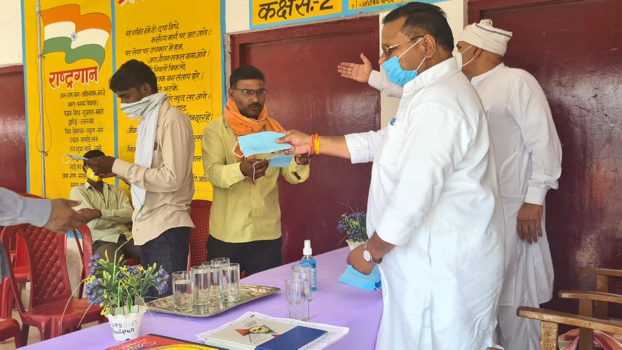 पीलीभीत: भाजपा सरकार के 7 वर्ष पूर्ण होने पर विधायक ने दो गांव में पहुंचकर कोरोना टेस्ट कराया